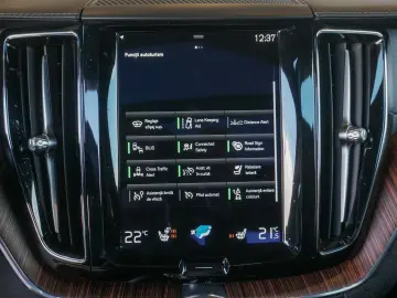 VOLVO XC60 B4 INSCRIPTION