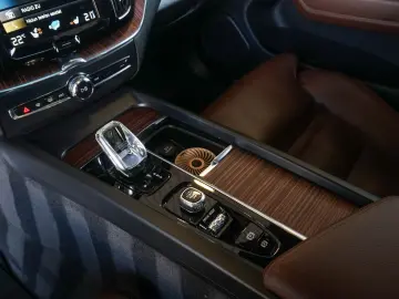 VOLVO XC60 B4 INSCRIPTION