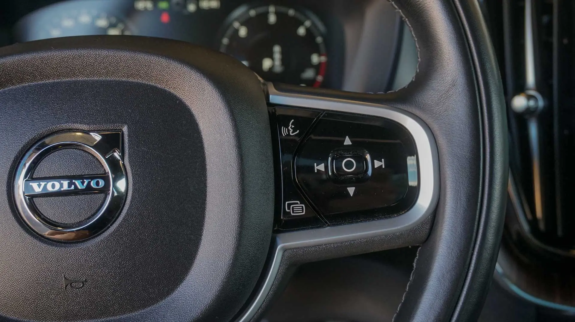VOLVO XC60 B4 INSCRIPTION