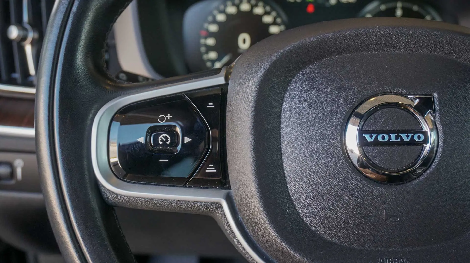 VOLVO XC60 B4 INSCRIPTION