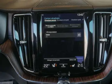 VOLVO XC60 B4 INSCRIPTION