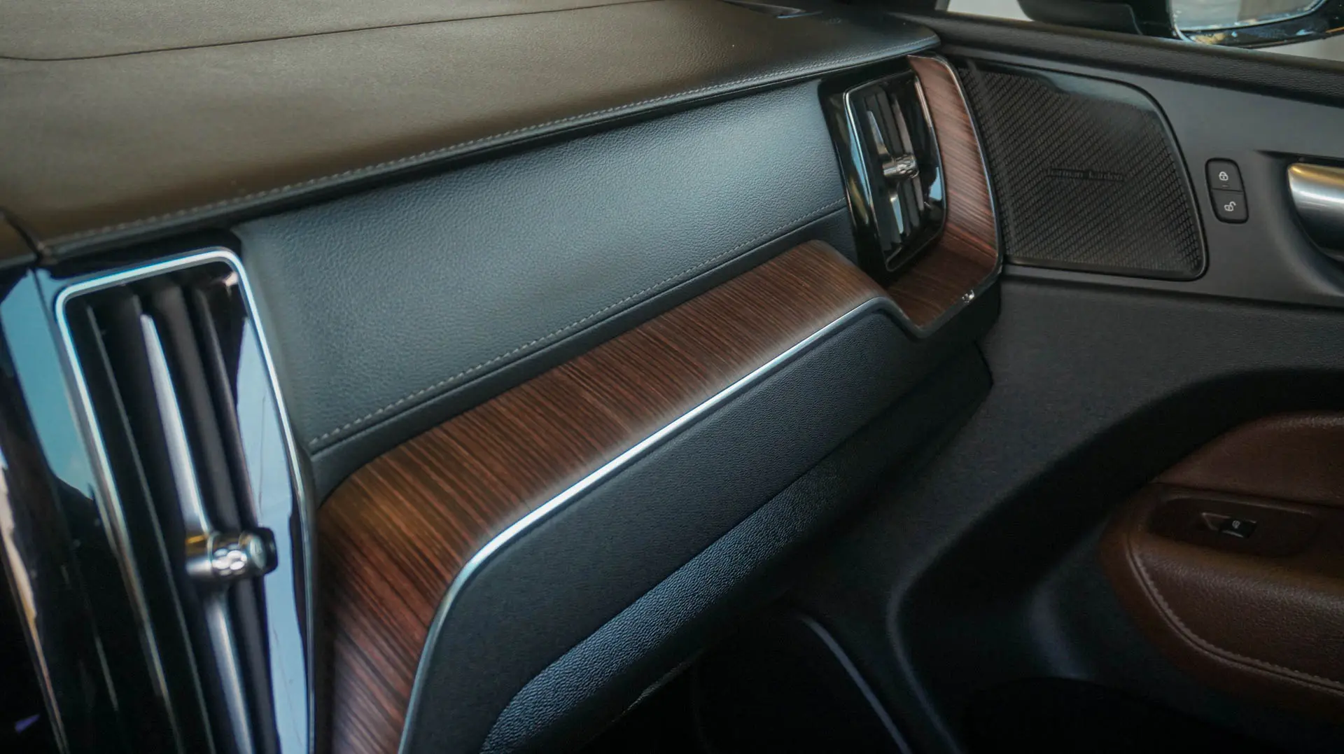 VOLVO XC60 B4 INSCRIPTION