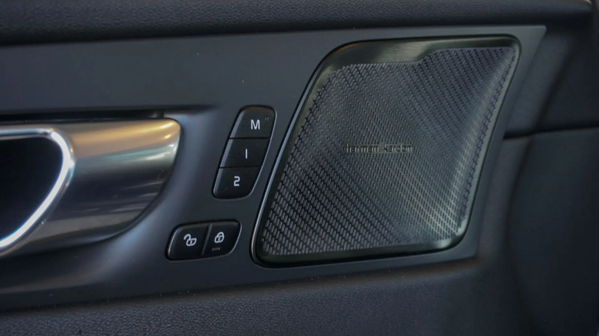 VOLVO XC60 B4 INSCRIPTION