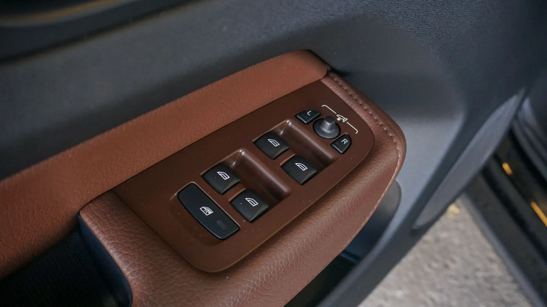 VOLVO XC60 B4 INSCRIPTION