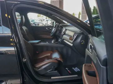 VOLVO XC60 B4 INSCRIPTION