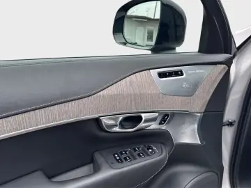 XC90 T8 AWD 456hp Plug-In ULT-Dark Recharge *VAT