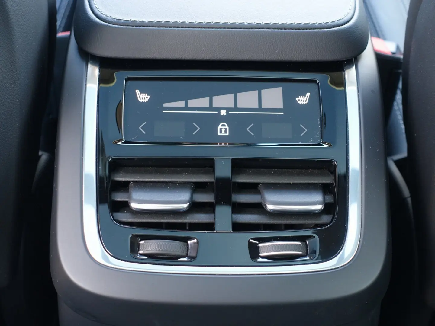 XC90 T8 AWD Plug-in Hybrid/FourC/HeadUp/AHK/B&W