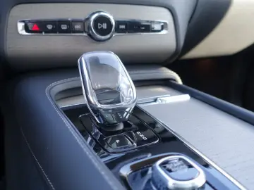 XC90 T8 AWD Plug-in Hybrid/FourC/HeadUp/AHK/B&W