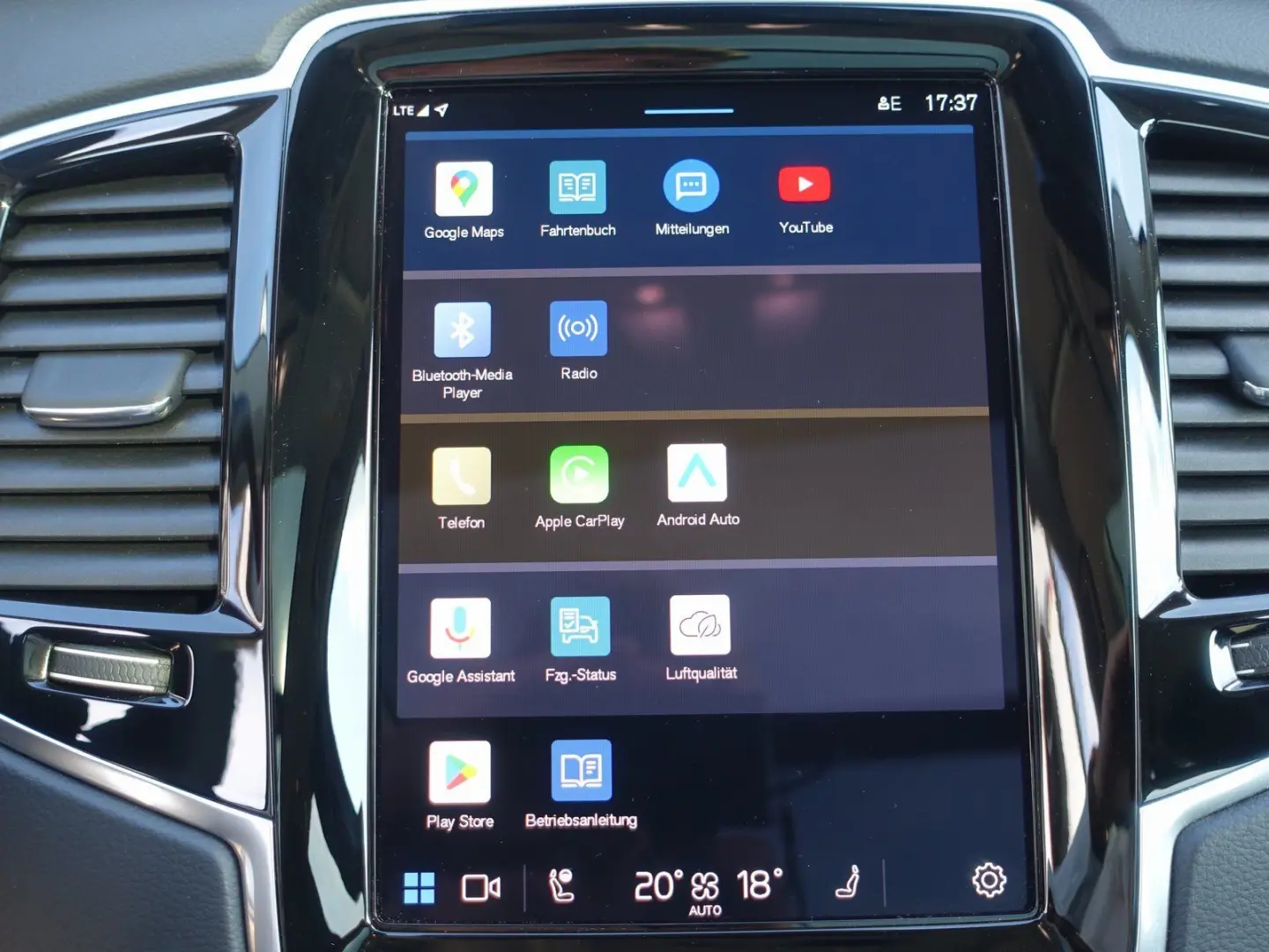 XC90 T8 AWD Plug-in Hybrid/FourC/HeadUp/AHK/B&W