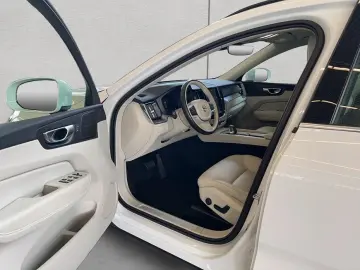 XC60 B4 D AWD Momentum-Pro Leder-Hell-Beige UA00