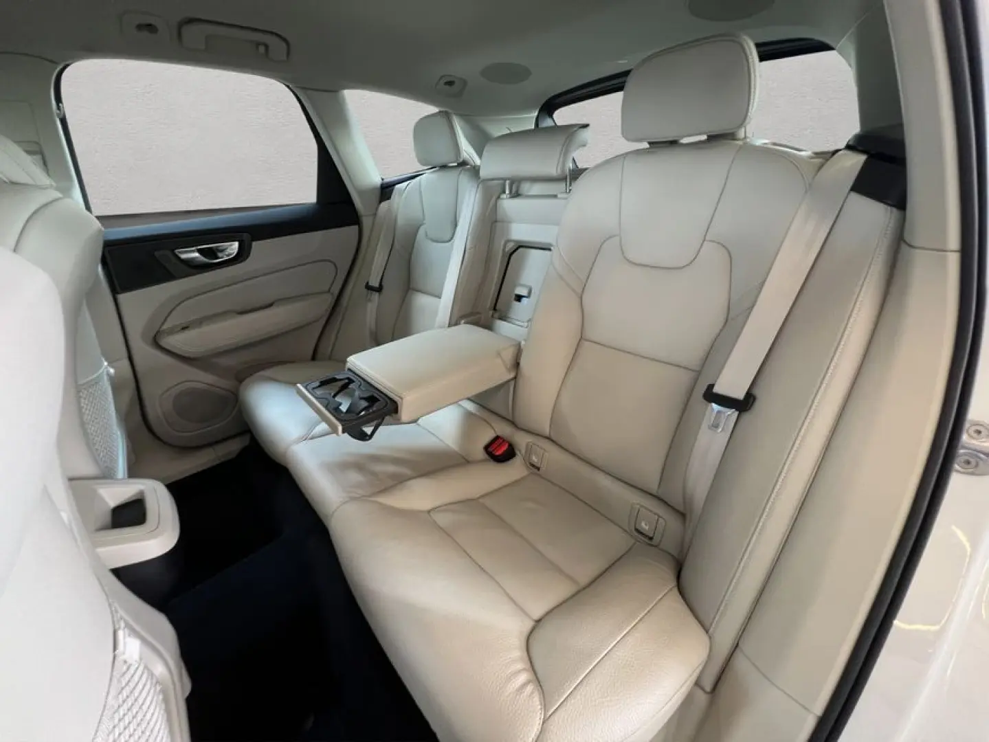XC60 B4 D AWD Momentum-Pro Leder-Hell-Beige UA00