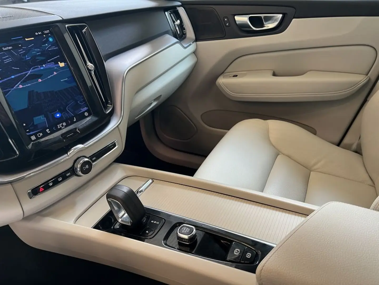 XC60 B4 D AWD Momentum-Pro Leder-Hell-Beige UA00