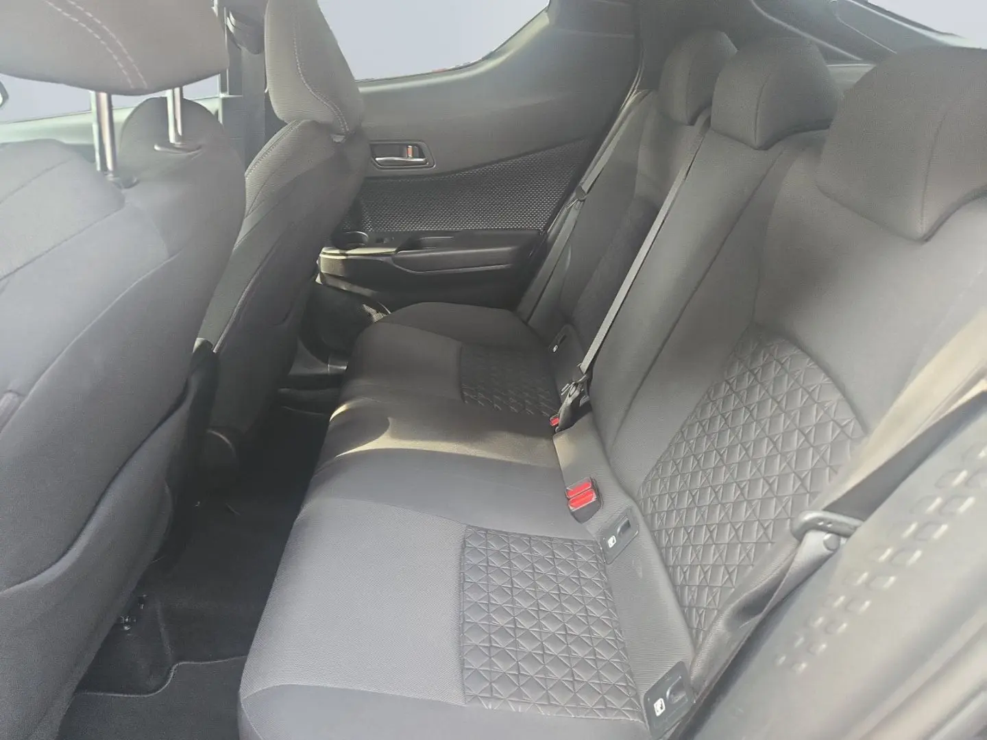 TOYOTA C-HR 2.0 Hybrid Team D *LEASING