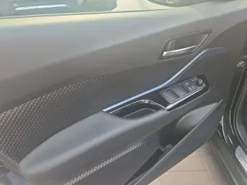 TOYOTA C-HR 2.0 Hybrid Team D *LEASING