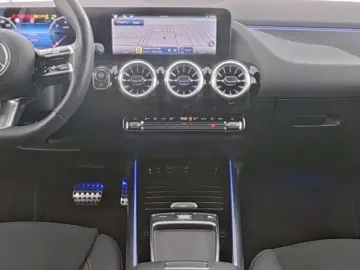 MERCEDES BENZ GLA 200 d AMG Line PREMIUM+PANO-LEASING