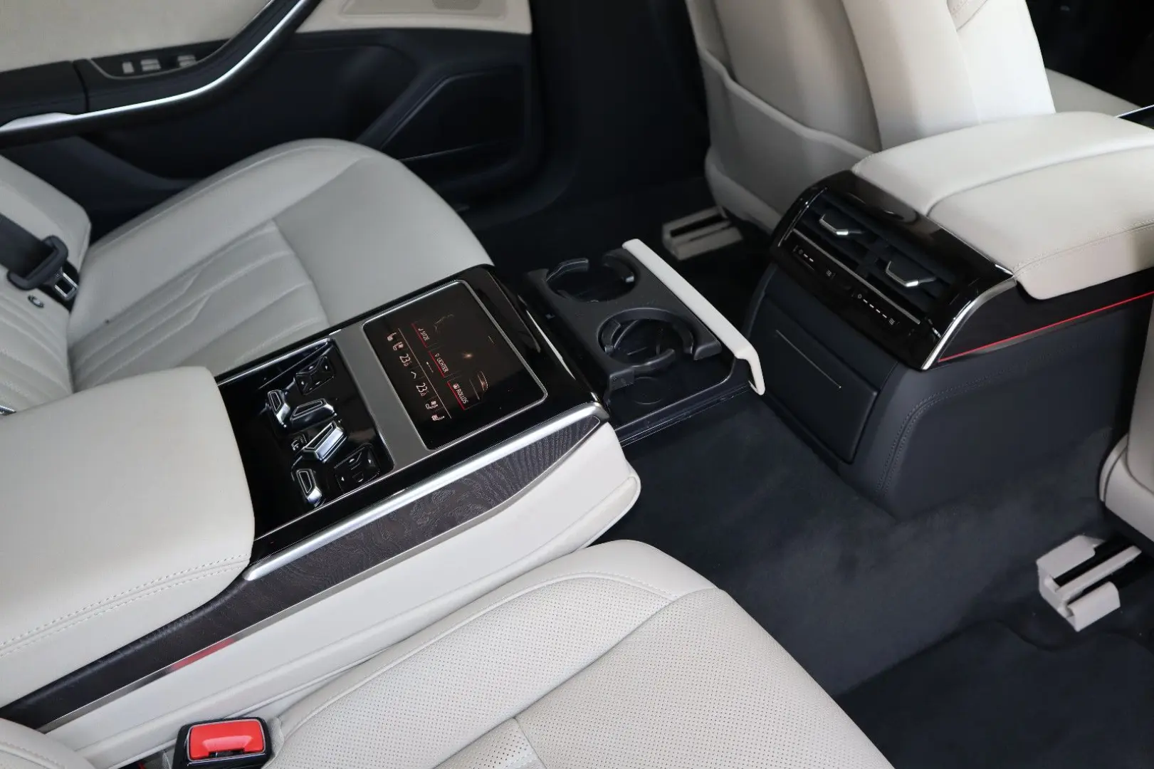 A8L 60 TFSI e lang BLACK-PAKET/5-Si./LEDER BEIGE
