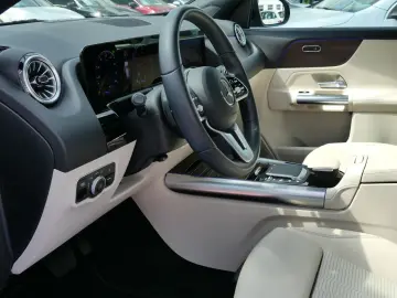 GLA 220d Progressive +Pano+Distronic+Multibeam++