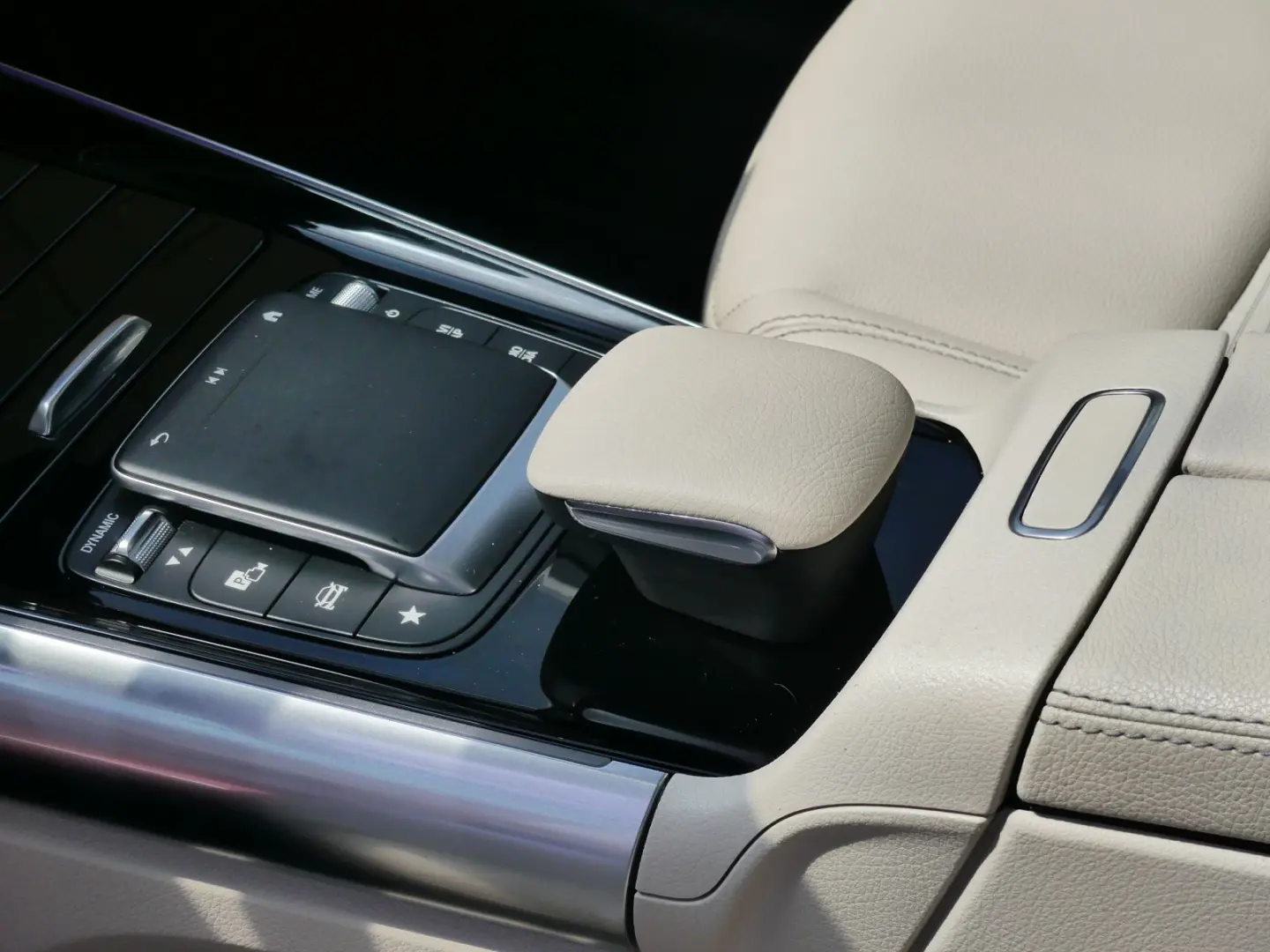 GLA 220d Progressive +Pano+Distronic+Multibeam++
