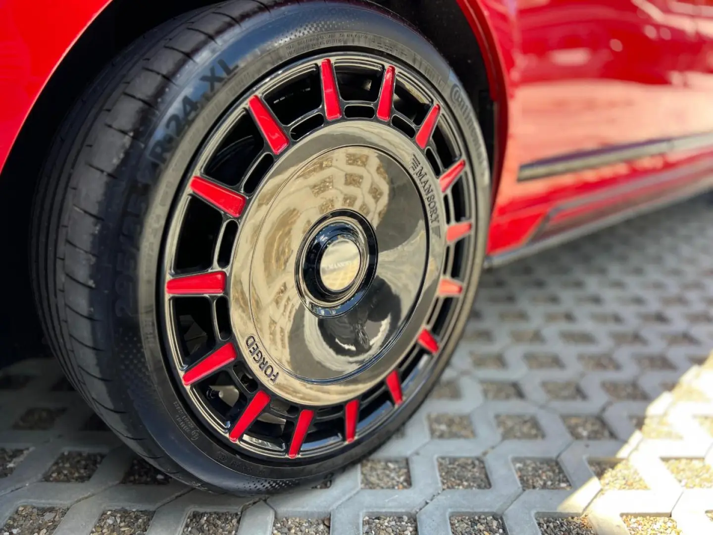 Rolls-Royce Cullinan Black Badge Mansory Red
