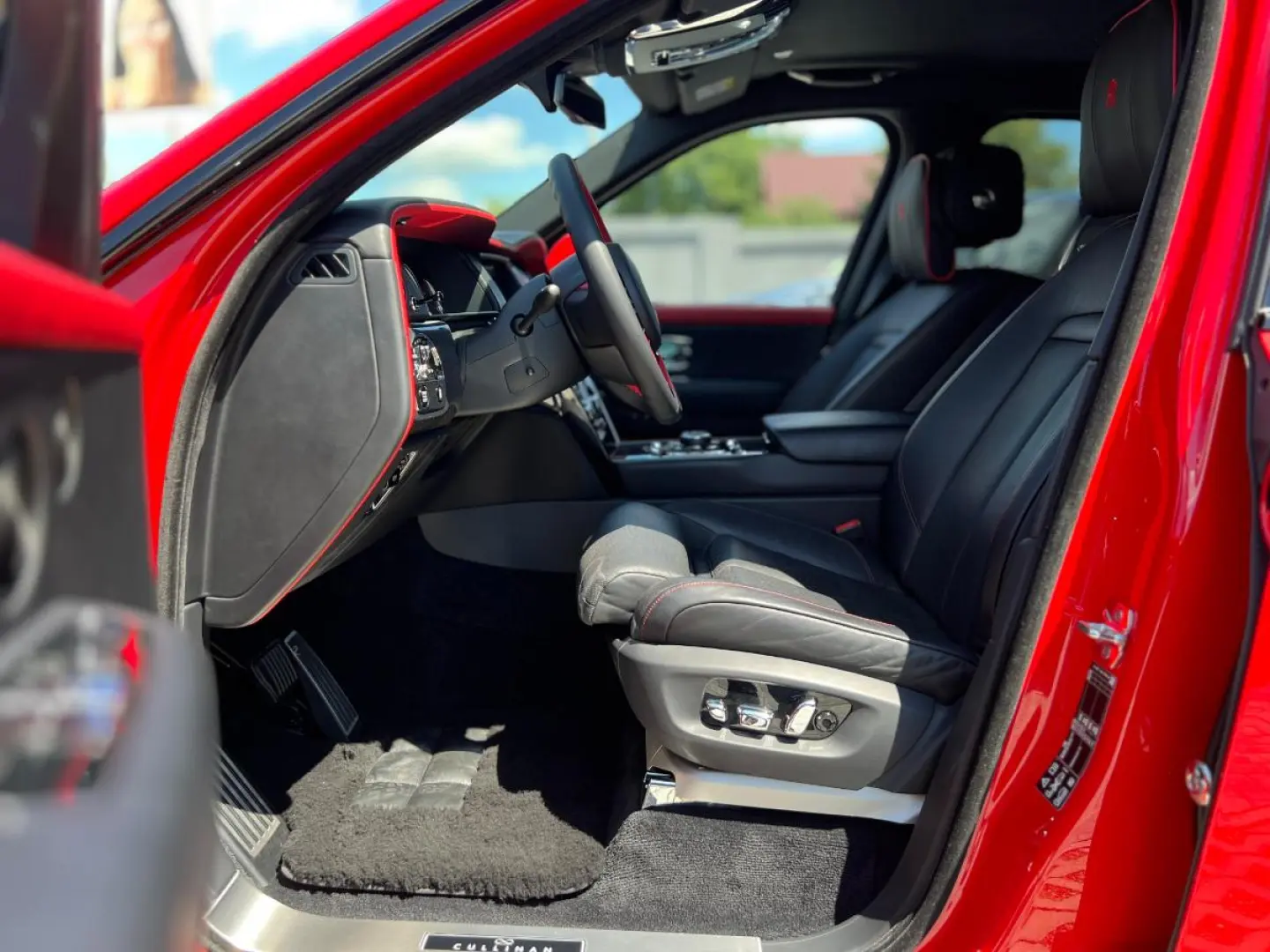 Rolls-Royce Cullinan Black Badge Mansory Red