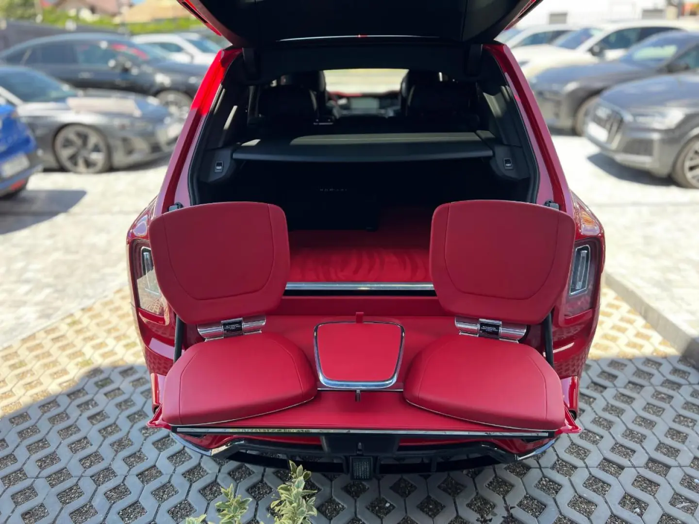 Rolls-Royce Cullinan Black Badge Mansory Red