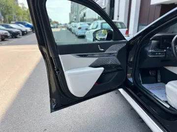BMW 750e Plug-in Hybrid xDrive