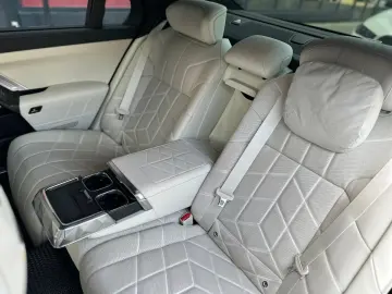 BMW 750e Plug-in Hybrid xDrive