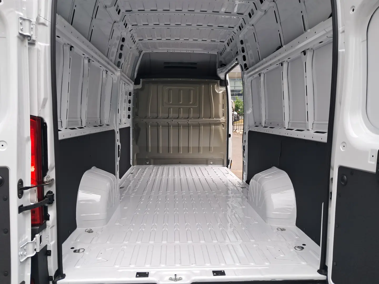 PEUGEOT BOXER Furgon L4H3 17 mc 2.2 diesel 140 CP