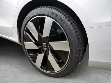 S60 T8 Twin Engine AWD Ultimate Dark Plug-InE6
