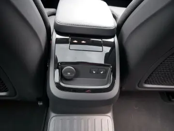 S60 T8 Twin Engine AWD Ultimate Dark Plug-InE6