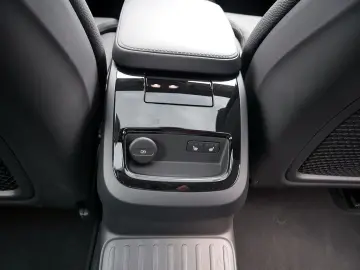 S60 T8 Twin Engine AWD Ultimate Dark Plug-InE6