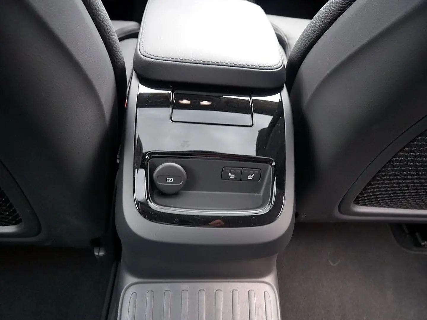 S60 T8 Twin Engine AWD Ultimate Dark Plug-InE6