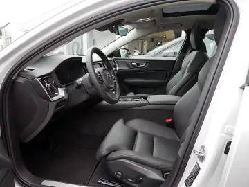 S60 T8 Twin Engine AWD Ultimate Dark Plug-InE6