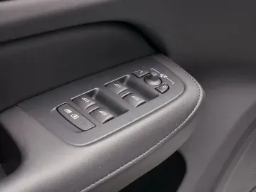 S60 T8 Twin Engine AWD Ultimate Dark Plug-InE6