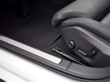 S60 T8 Twin Engine AWD Ultimate Dark Plug-InE6