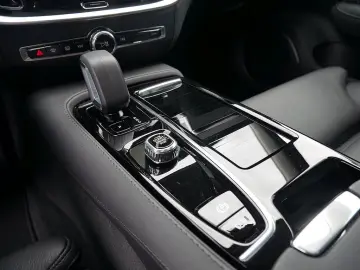 S60 T8 Twin Engine AWD Ultimate Dark Plug-InE6