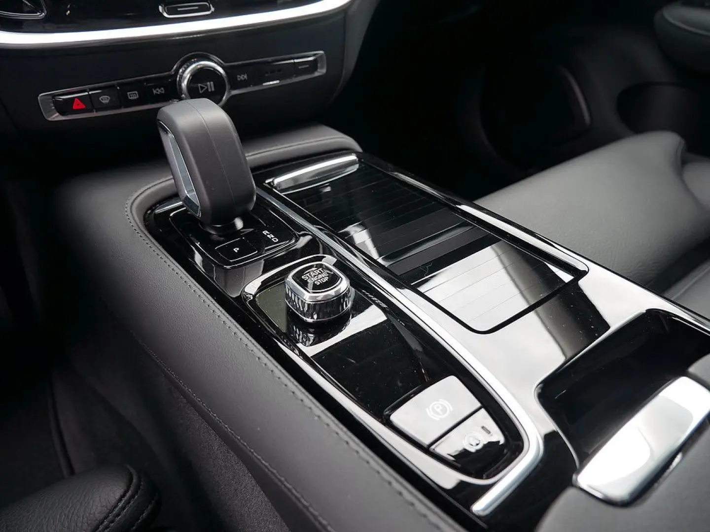 S60 T8 Twin Engine AWD Ultimate Dark Plug-InE6