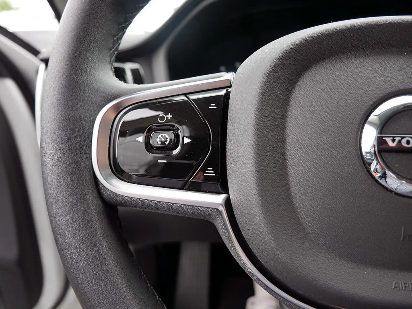 S60 T8 Twin Engine AWD Ultimate Dark Plug-InE6