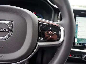 S60 T8 Twin Engine AWD Ultimate Dark Plug-InE6