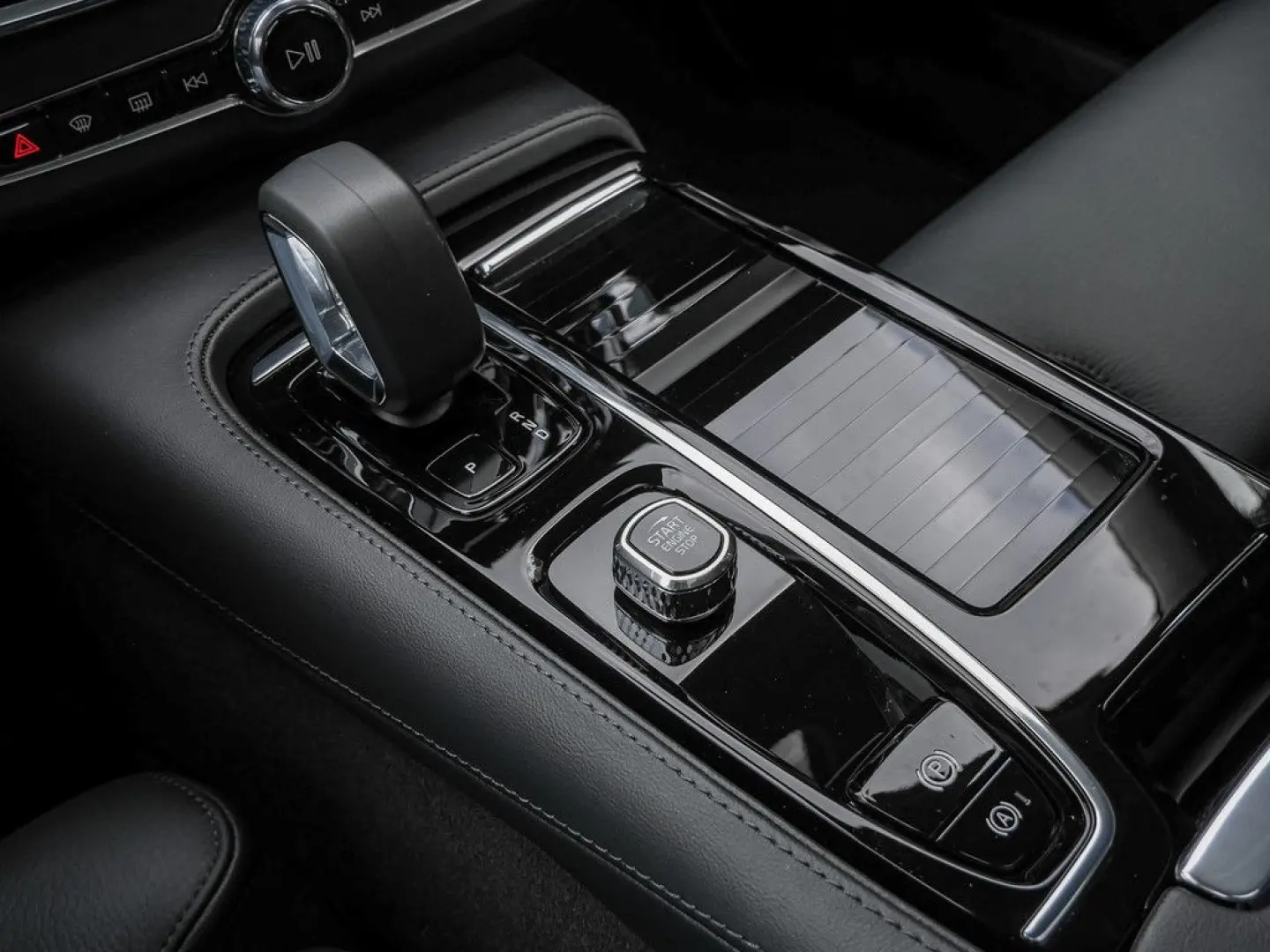 S90 T8 Ultimate Dark Recharge Plug-In Hybrid AWD