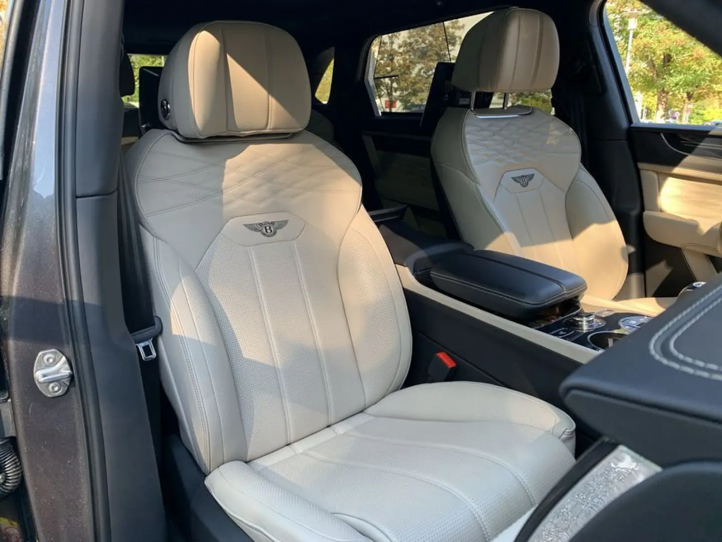 New Bentayga EWB V8 Azure First Edition