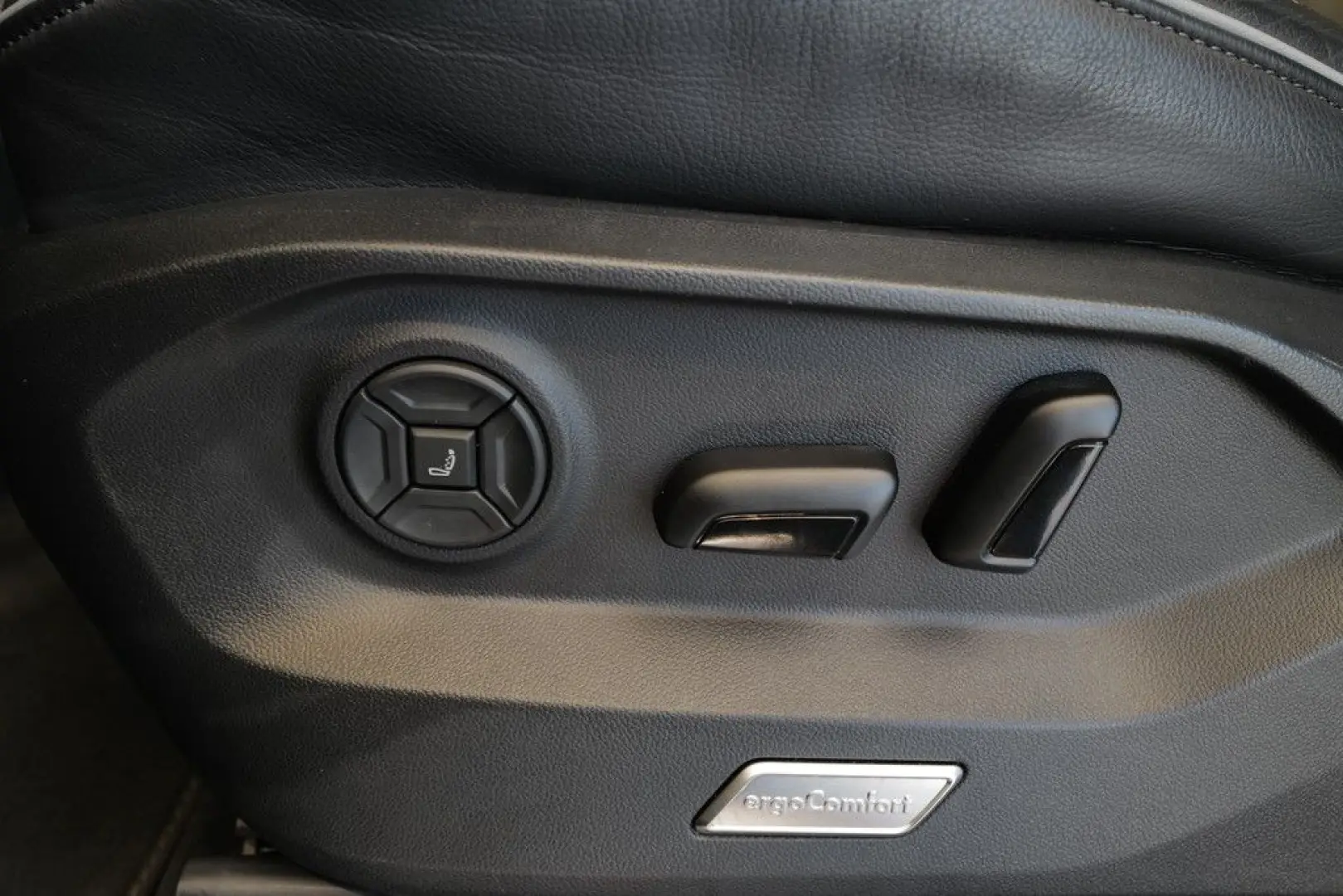 Touareg 3.0TDI R-Line Dynaudio Pano StdHzng HuD 