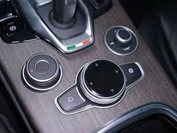 Stelvio 2.0 TI Q4 AT8*Memory*ACC*Bi-Xenon*Kamera
