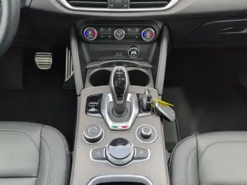 Stelvio 2.0 Turbo Ti Q4 *LENKRADHEIZUNG*KEYLESS*