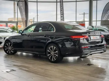 Mercedes-Benz E 4MATIC 9G-TRONIC