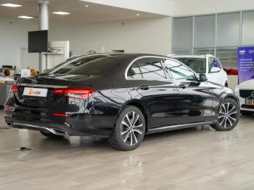 Mercedes-Benz E 4MATIC 9G-TRONIC