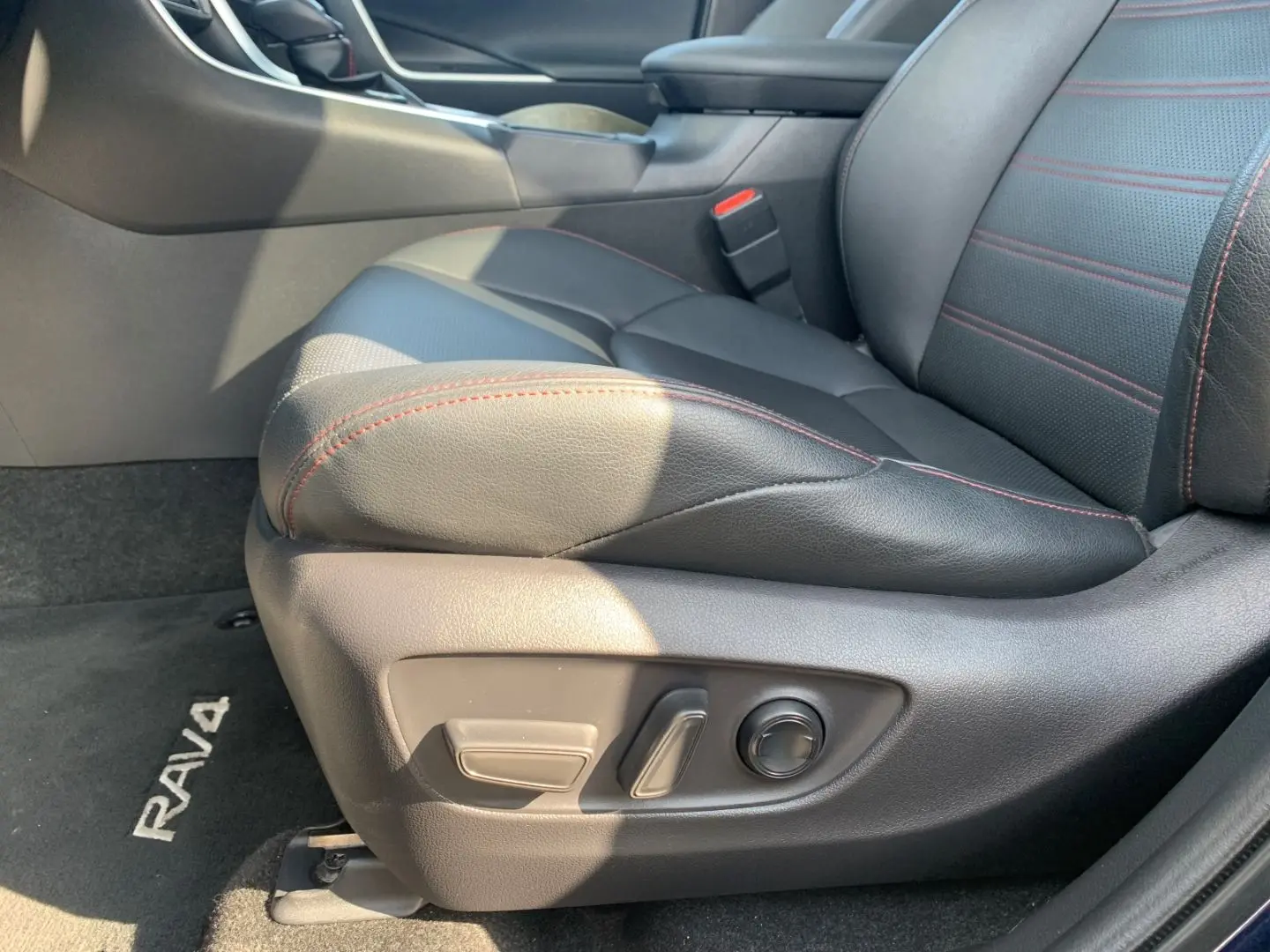 RAV 4 Plug-in Hybrid 4x4 2.5 NAVI+LEDER+MEMORY-S