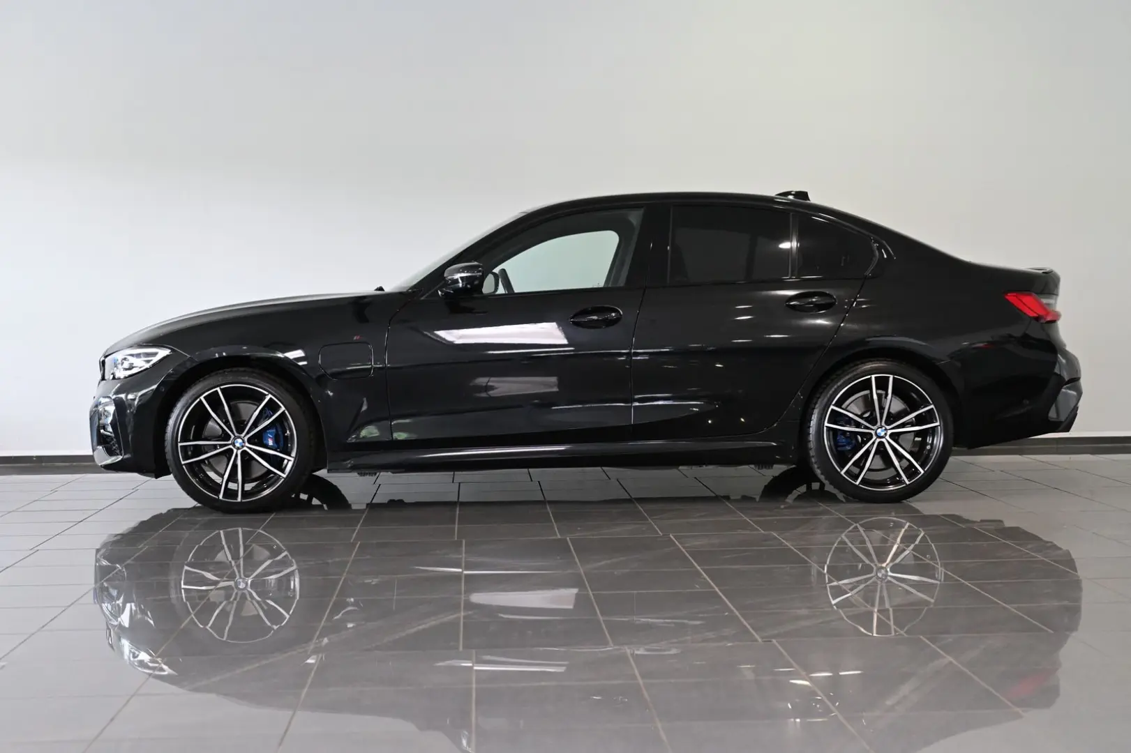 330 e xDrive M Sport M-Sitze M-Bremse AHK 19