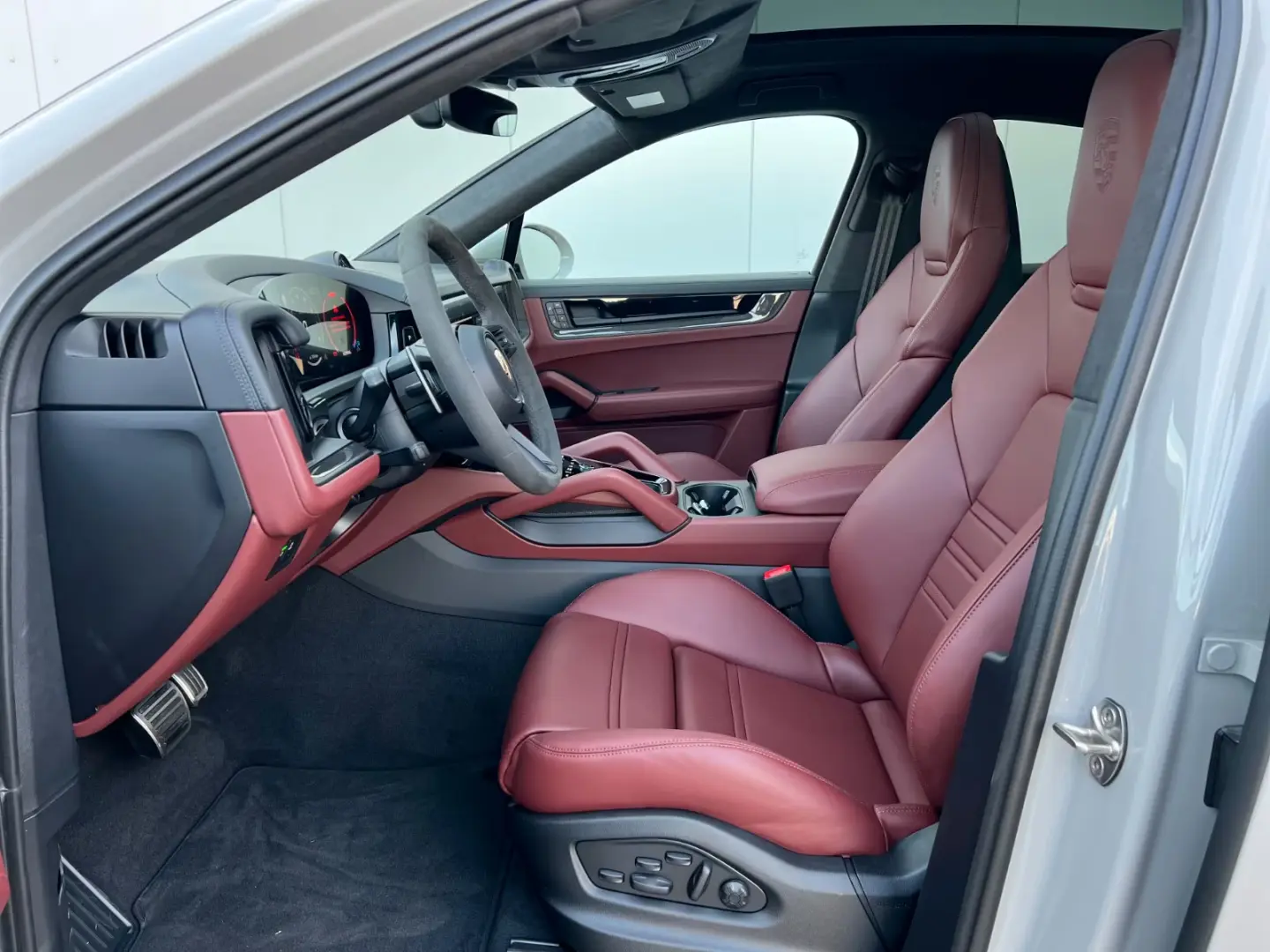 Porsche Cayenne GTS Coupé /MY2026 /Carbon/