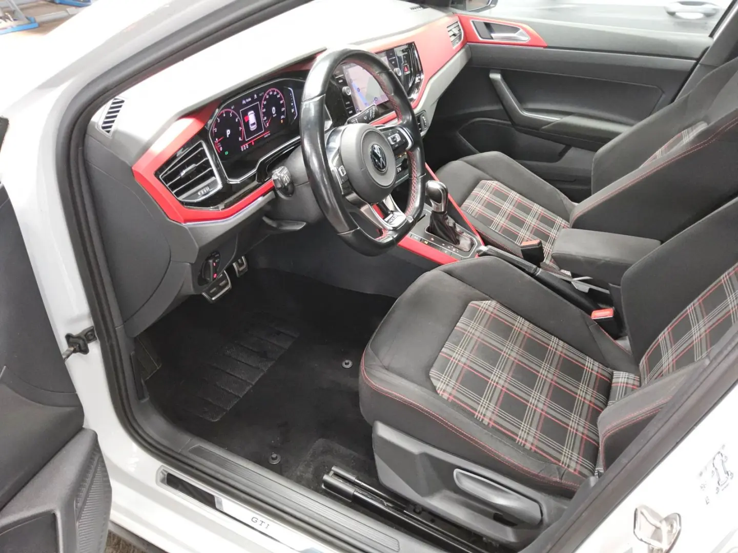 Polo VI 2.0 TSI GTI Navi LED AUT DynLicht SHZ